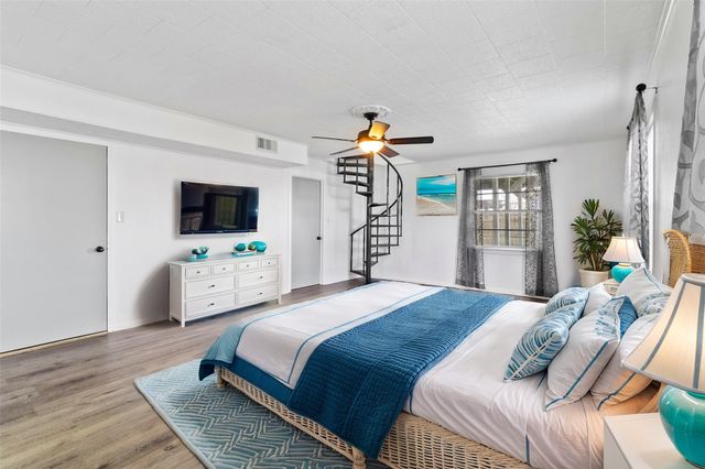 400 Shorthorn Dr, Onalaska, TX 77360