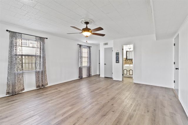 400 Shorthorn Dr, Onalaska, TX 77360