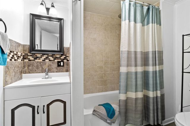 400 Shorthorn Dr, Onalaska, TX 77360