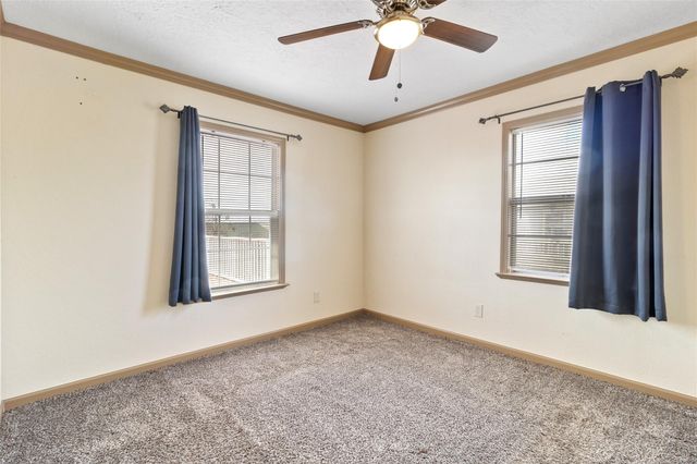 400 Shorthorn Dr, Onalaska, TX 77360