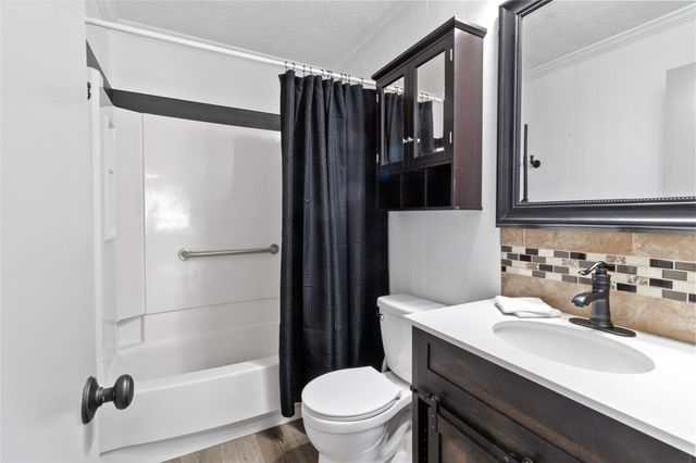 400 Shorthorn Dr, Onalaska, TX 77360