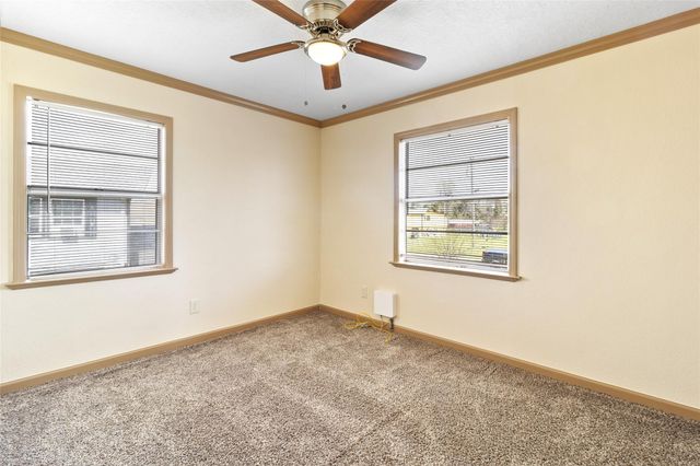 400 Shorthorn Dr, Onalaska, TX 77360