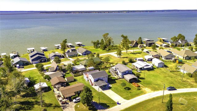 400 Shorthorn Dr, Onalaska, TX 77360