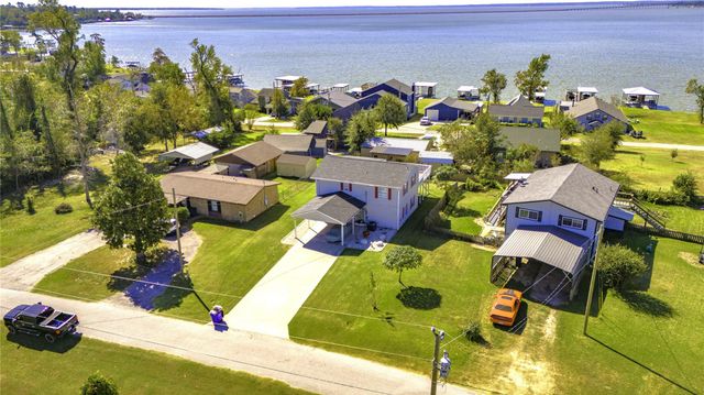 400 Shorthorn Dr, Onalaska, TX 77360