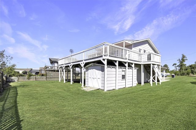 400 Shorthorn Dr, Onalaska, TX 77360