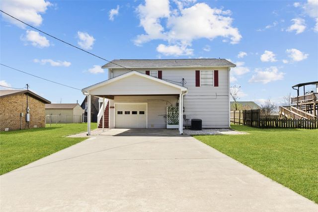 400 Shorthorn Dr, Onalaska, TX 77360