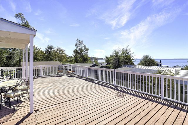 400 Shorthorn Dr, Onalaska, TX 77360