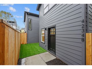 4234 Se YAMHILL St B, Portland, OR 97215