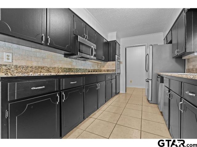 526 Ronnette Dr, Tyler, TX 75703