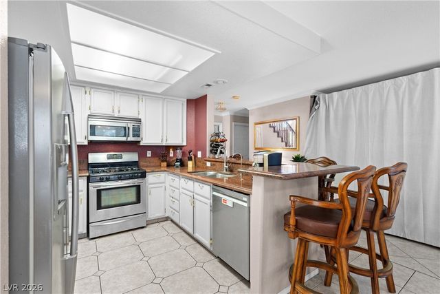 2000 Summit Pointe Drive, Las Vegas, NV 89117