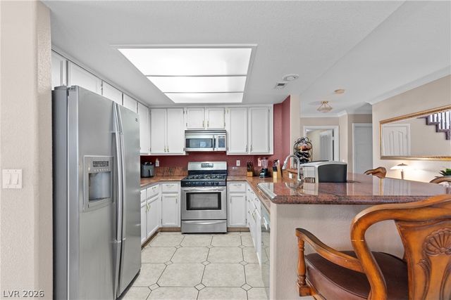 2000 Summit Pointe Drive, Las Vegas, NV 89117