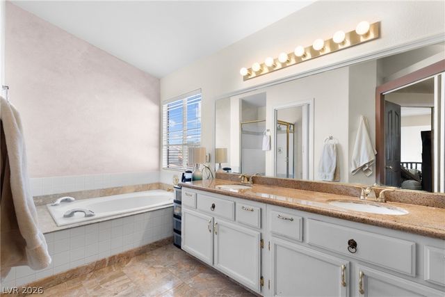 2000 Summit Pointe Drive, Las Vegas, NV 89117