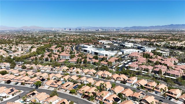 2000 Summit Pointe Drive, Las Vegas, NV 89117