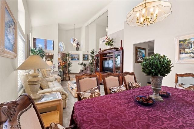 2000 Summit Pointe Drive, Las Vegas, NV 89117