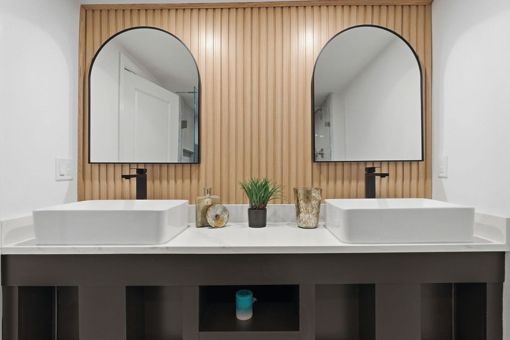 35 Oak St, Tewksbury, MA 01876