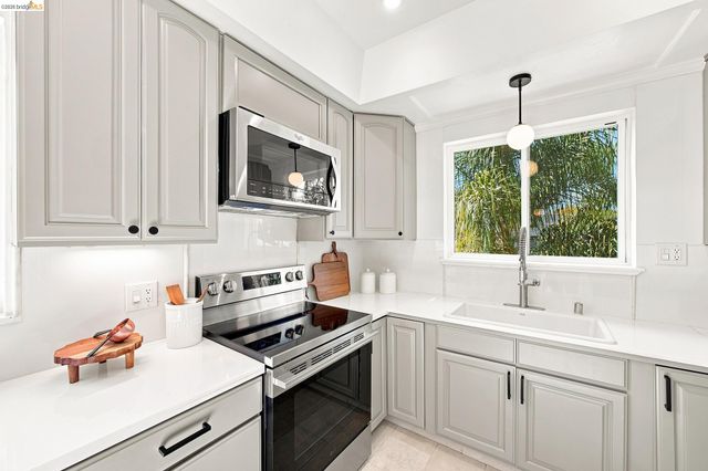 1324 Fitzgerald St, Oakland, CA 94608