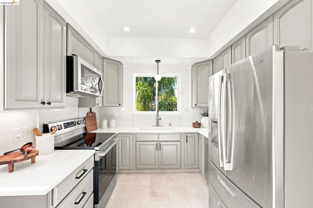 1324 Fitzgerald St, Oakland, CA 94608