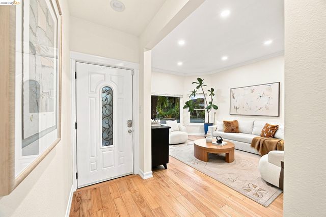 1324 Fitzgerald St, Oakland, CA 94608