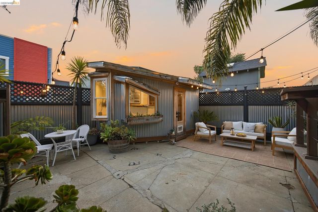 1324 Fitzgerald St, Oakland, CA 94608