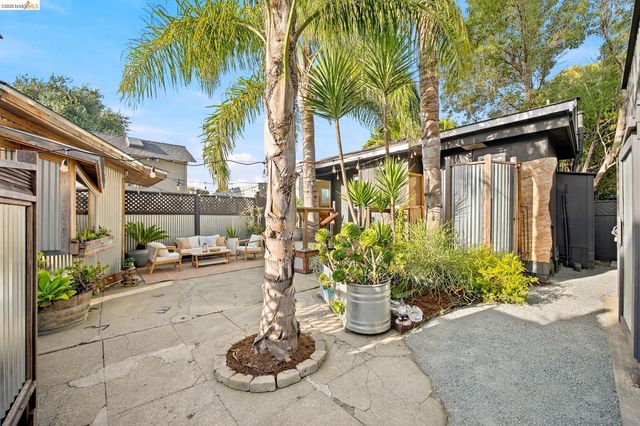 1324 Fitzgerald St, Oakland, CA 94608