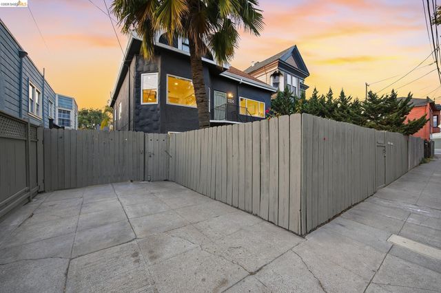1324 Fitzgerald St, Oakland, CA 94608