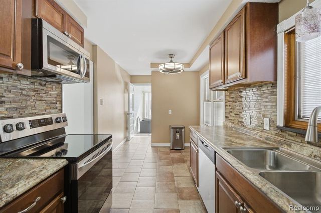 28807 Somerset Place, Lathrup Village, MI 48076