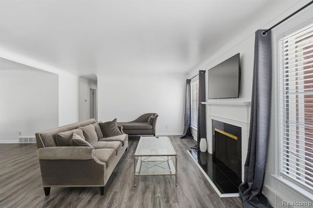 28807 Somerset Place, Lathrup Village, MI 48076