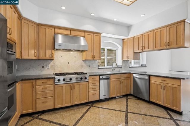 5535 Moraga Ave, Oakland, CA 94611