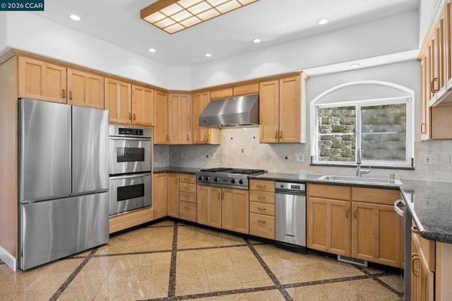 5535 Moraga Ave, Oakland, CA 94611