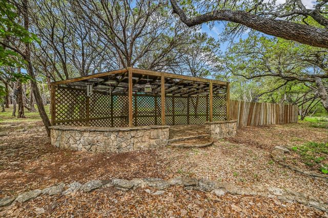 106 Freedom DR, Wimberley, TX 78676