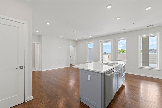 267 Old Colony Ave 507, Boston, MA 02127