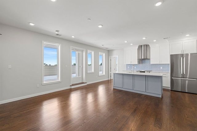 267 Old Colony Ave 507, Boston, MA 02127