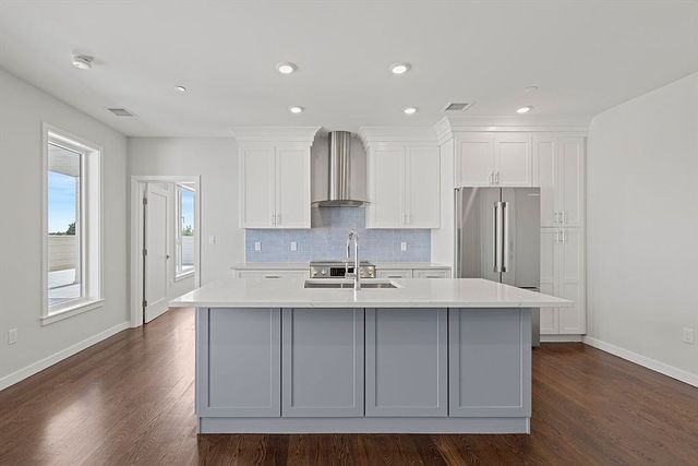 267 Old Colony Ave 507, Boston, MA 02127