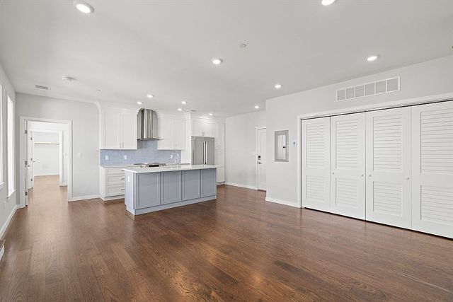 267 Old Colony Ave 507, Boston, MA 02127