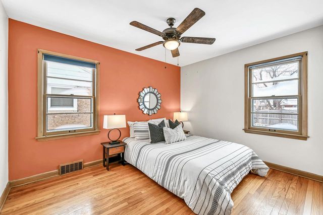 5648 N Dexter AVENUE, Glendale, WI 53209