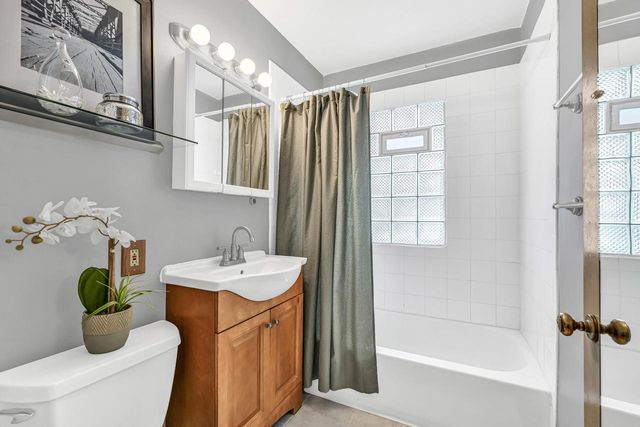 5648 N Dexter AVENUE, Glendale, WI 53209