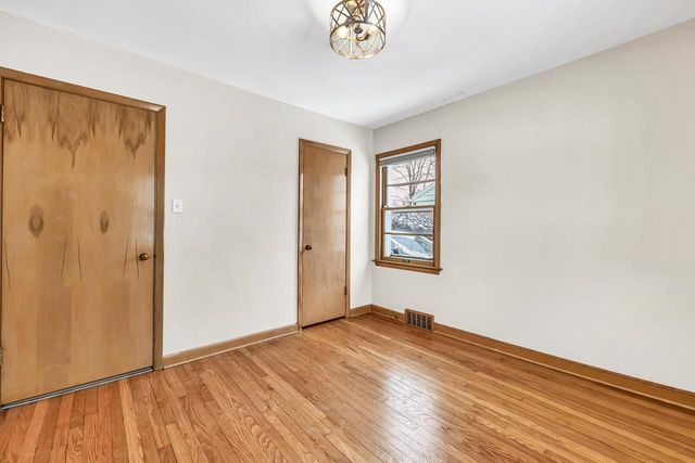 5648 N Dexter AVENUE, Glendale, WI 53209