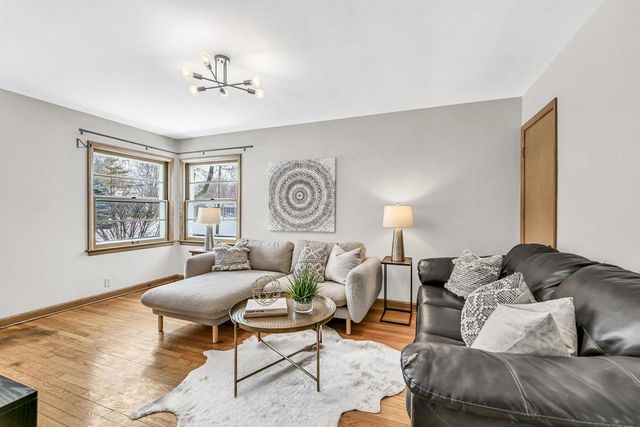 5648 N Dexter AVENUE, Glendale, WI 53209