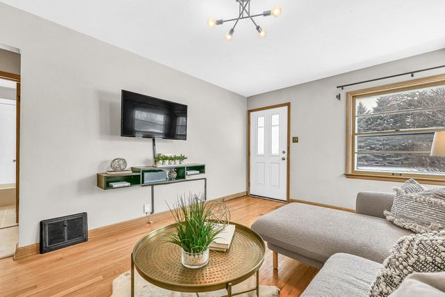 5648 N Dexter AVENUE, Glendale, WI 53209