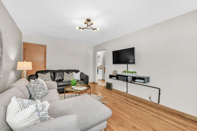 5648 N Dexter AVENUE, Glendale, WI 53209