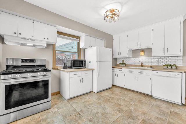 5648 N Dexter AVENUE, Glendale, WI 53209