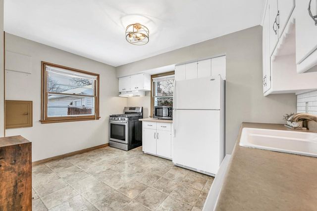 5648 N Dexter AVENUE, Glendale, WI 53209