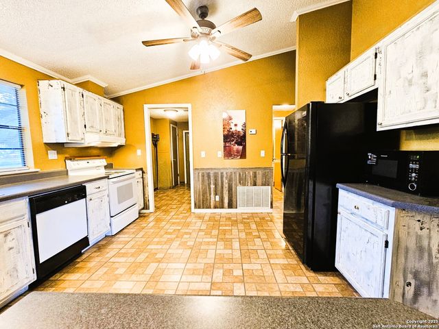 803 County Road 6612, Devine, TX 78016