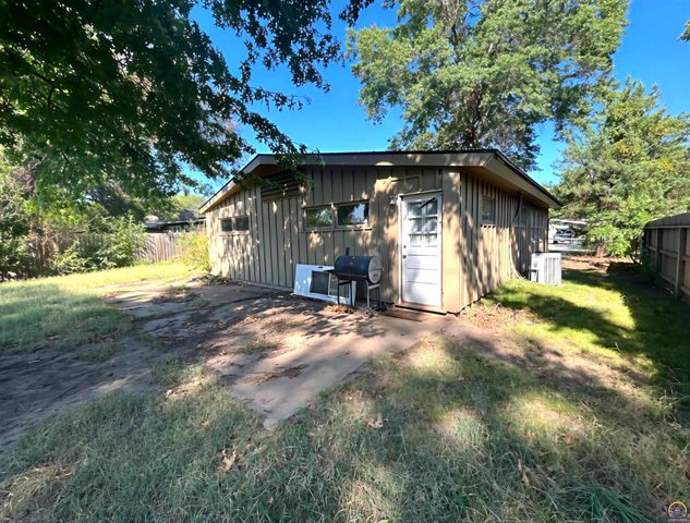 1605 SW Indian Trail, Topeka, KS 66604
