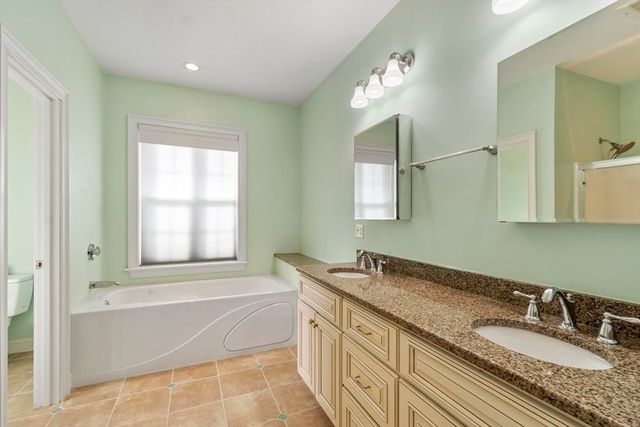 40 Royal Oaks Way, Leominster, MA 01453