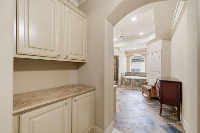 15 Laurelwood Drive, Houston, TX 77058