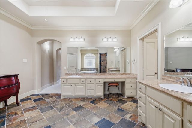 15 Laurelwood Drive, Houston, TX 77058