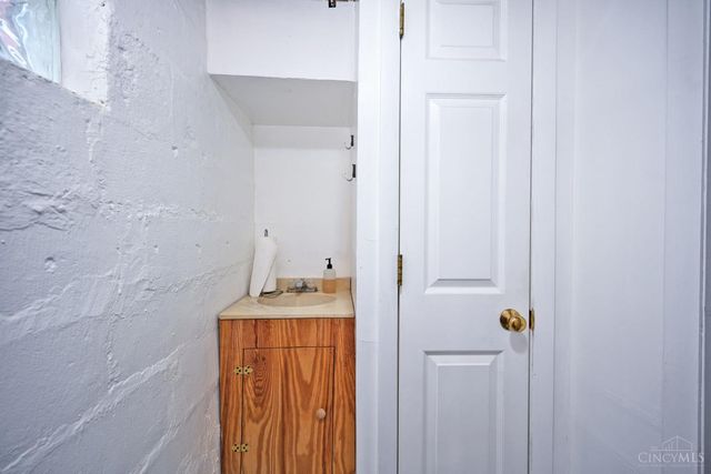 5830 Woodmont Avenue, Cincinnati, OH 45213