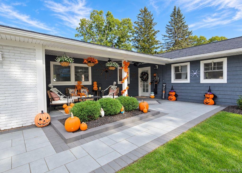 25 Stratton Lane, Stony Brook, NY 11790 — photo 2