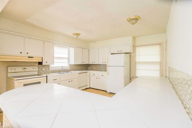 3908 NW Santa Fe Ave, Lawton, OK 73505